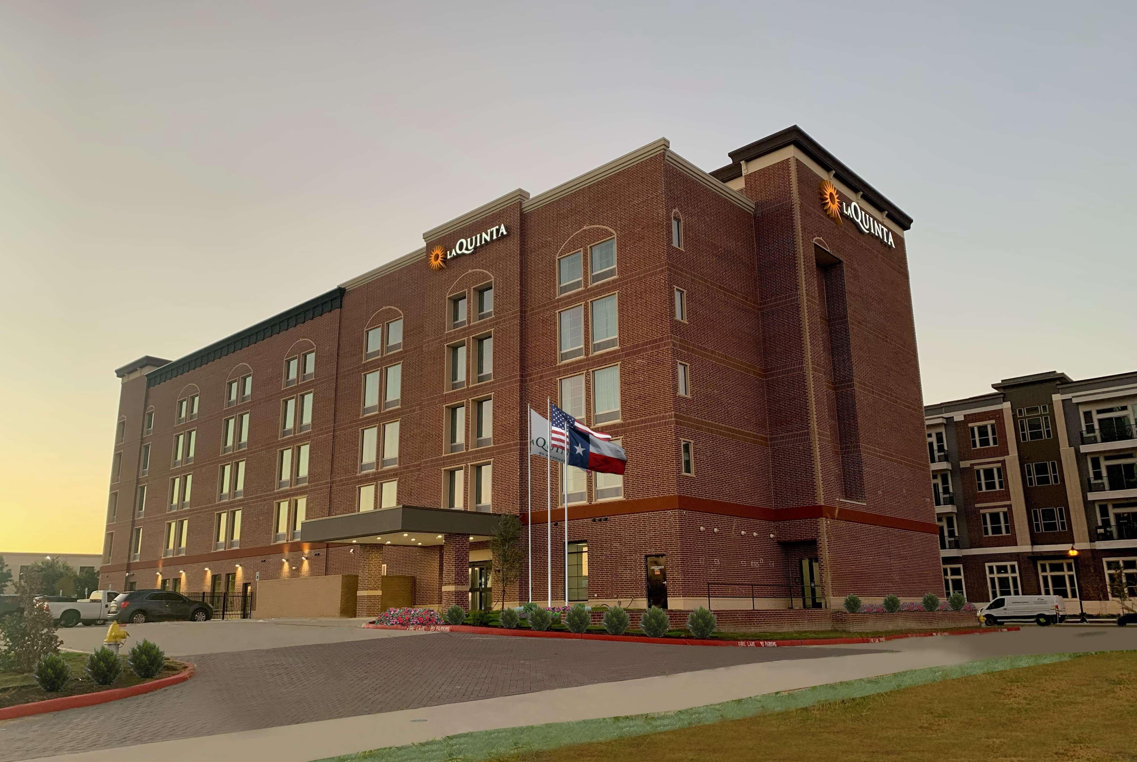 La Quinta Inn & Suites By Wyndham Dallas - Frisco Stadium Esterno foto