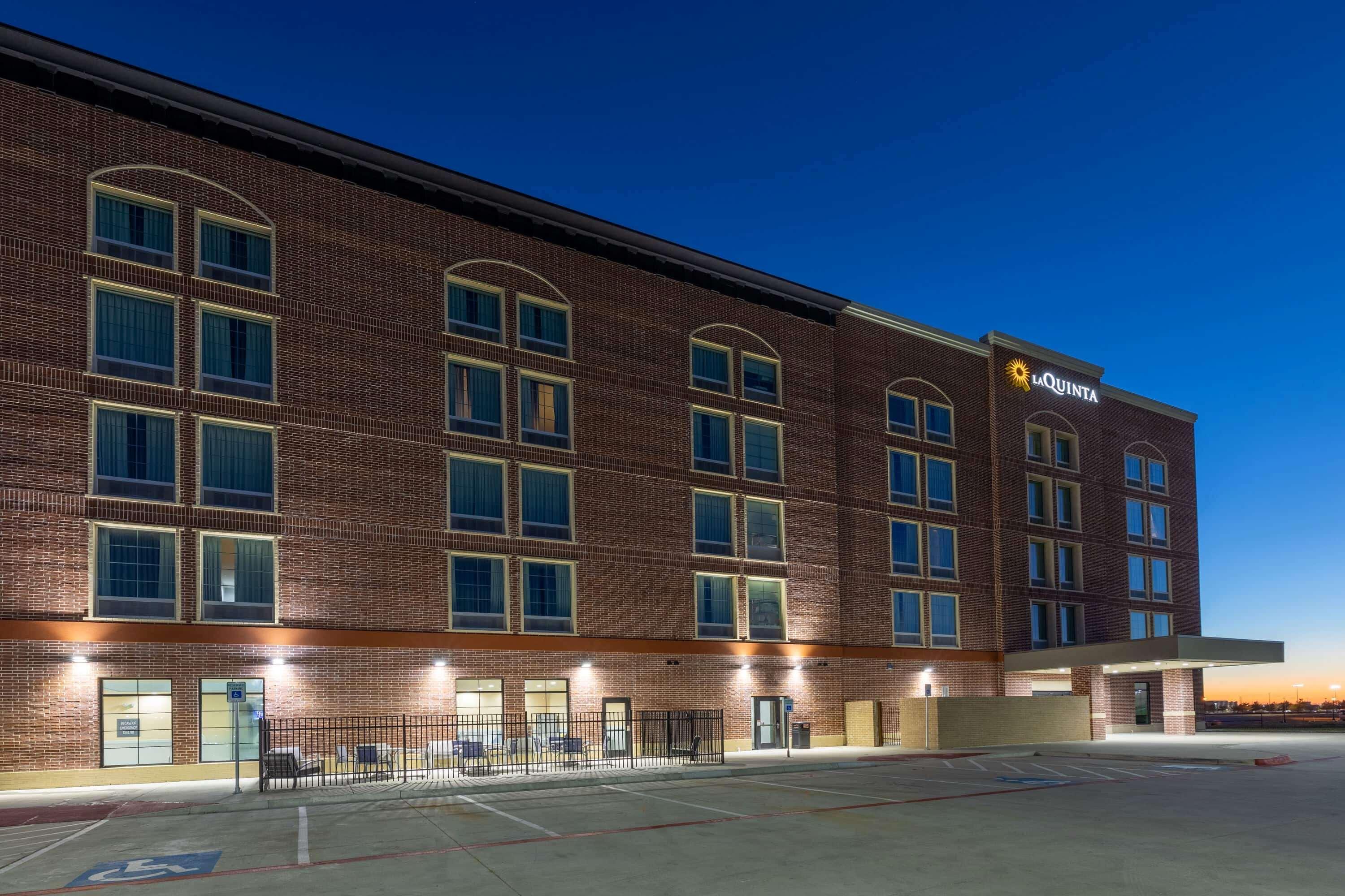 La Quinta Inn & Suites By Wyndham Dallas - Frisco Stadium Esterno foto