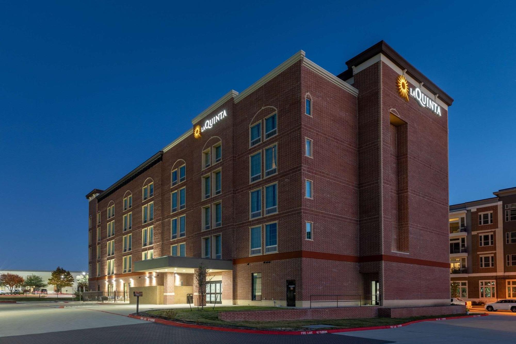 La Quinta Inn & Suites By Wyndham Dallas - Frisco Stadium Esterno foto