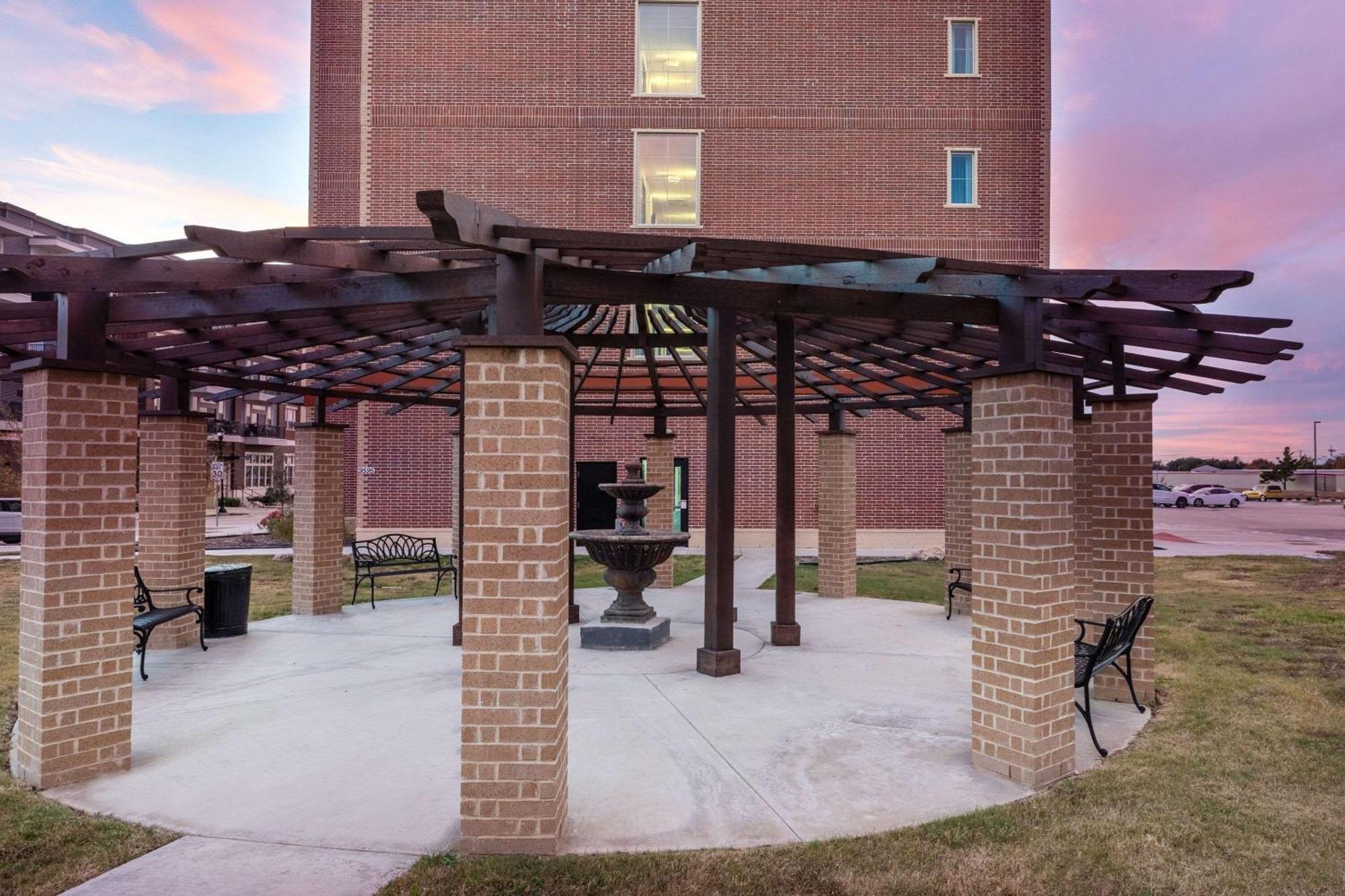 La Quinta Inn & Suites By Wyndham Dallas - Frisco Stadium Esterno foto